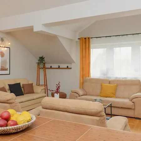 Lejlighed Spacious For 8 Guests Near Metro Natolin By Renters *