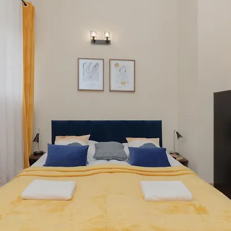Spacious For 8 Guests Near Metro Natolin By Renters