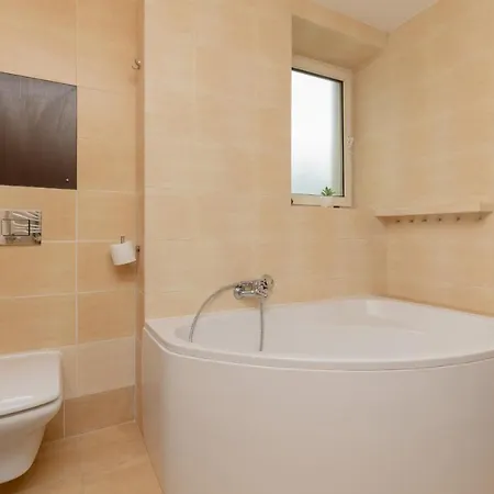 Spacious For 8 Guests Near Metro Natolin By Renters * Warszawa