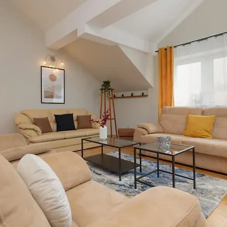 Spacious For 8 Guests Near Metro Natolin By Renters