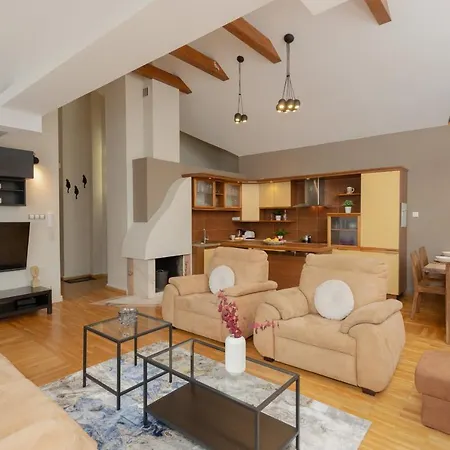 Apartment Spacious For 8 Guests Near Metro Natolin By Renters *