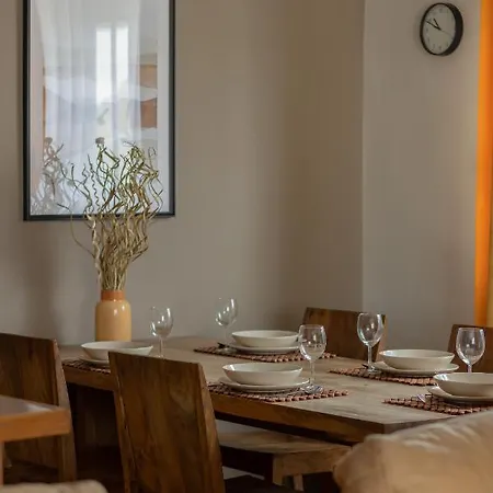 Apartment Spacious For 8 Guests Near Metro Natolin By Renters