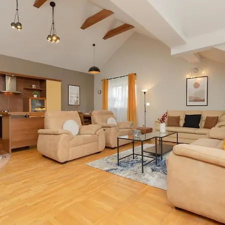 Apartment Spacious For 8 Guests Near Metro Natolin By Renters