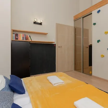 Apartment Spacious For 8 Guests Near Metro Natolin By Renters