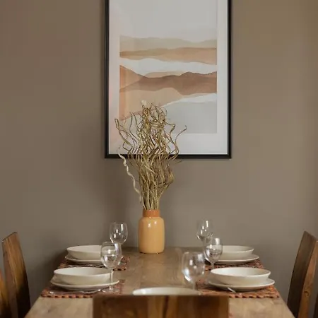 Apartment Spacious For 8 Guests Near Metro Natolin By Renters Warschau