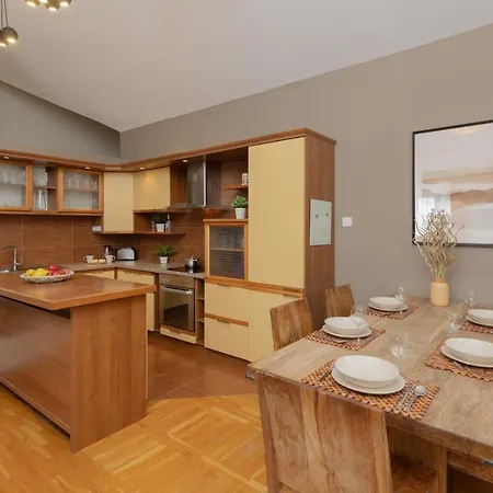Spacious For 8 Guests Near Metro Natolin By Renters Apartment Warschau