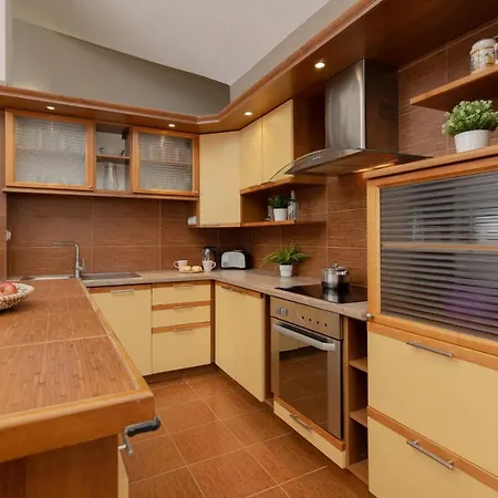 Apartment Spacious For 8 Guests Near Metro Natolin By Renters *