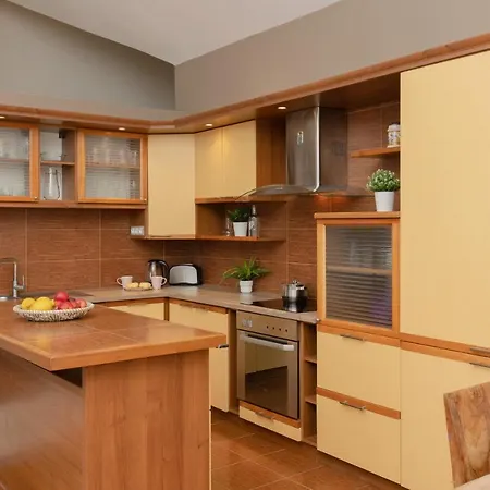 Apartment Spacious For 8 Guests Near Metro Natolin By Renters Warschau
