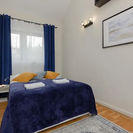 Spacious For 8 Guests Near Metro Natolin By Renters