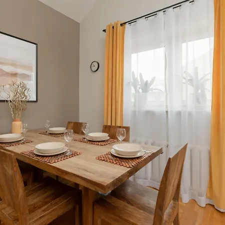 Spacious For 8 Guests Near Metro Natolin By Renters Warschau