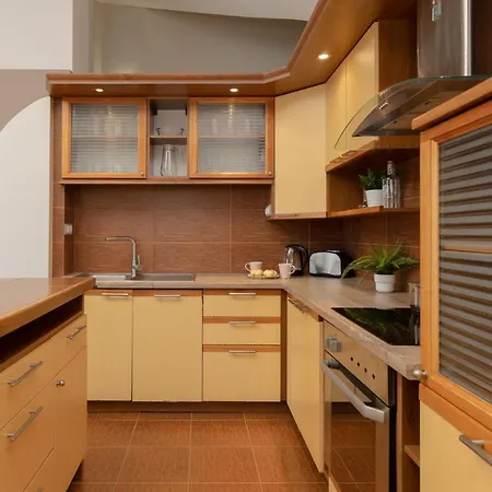 Spacious For 8 Guests Near Metro Natolin By Renters Apartment